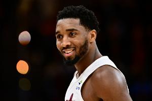 穿針引線！米切爾瀟灑不看人直塞 莫布里接球暴扣