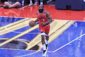 內(nèi)外開花！哈登強(qiáng)攻上籃得手 隨后追身三分一箭穿心