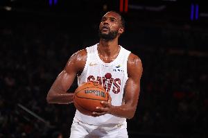 打出心得了？小莫布里內(nèi)線接球 撤步迎著克林根后仰中投再進(jìn)！