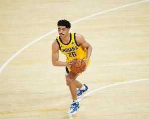 仙人指路！赫夫送擊地妙傳 本·謝潑德接球起飛滑翔暴扣