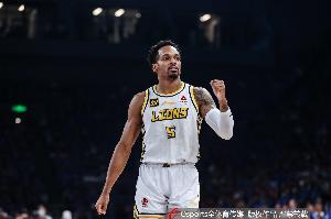 狀態(tài)回暖！小巴里·布朗13中6&罰球7中7拿到20分3板2助2斷