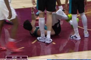 米切爾犯規(guī)！阿夫迪亞籃下防守被米切爾頂?shù)椒敢?guī) 開(kāi)拓者挑戰(zhàn)成功