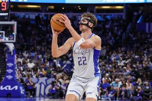 還是那么穩(wěn)！小瓦格納半場8中5拿到12分 另有2板4助2斷1帽