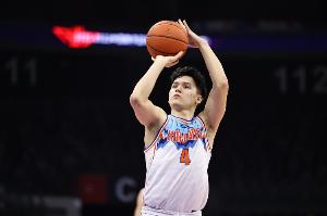 太猛了！伊力福拉提半場(chǎng)10中6轟下17分1板 半場(chǎng)壓哨接力三分