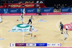 接著扣！洛夫頓反擊不看人擊地妙傳 白邊跟進雙手暴扣還加罰