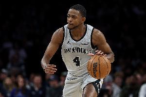 全能表現(xiàn)！?？怂拱雸?中4拿到9分4板4助 4失誤略多