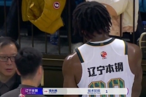 腳法可以！奧利弗死球時(shí)間顛球 被吹技術(shù)犯規(guī)