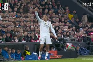 又傷了！阿諾德傳球后疑似崴到腳，主動(dòng)示意換人