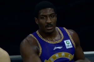 打得還行！佩里14中6拿到18分4板3助1斷