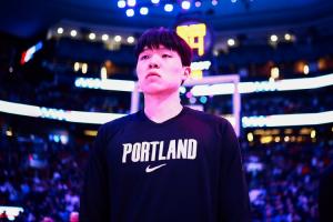 上場(chǎng)贏分！楊瀚森首節(jié)替補(bǔ)5分多鐘2罰2中 得到2分2板1助&正負(fù)值+5