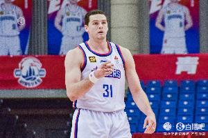 不理想！大衛(wèi)·詹姆斯14投5中拿到14分8板 正負(fù)值-16