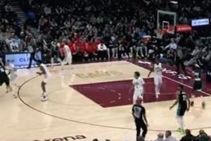 反超了！楊瀚森扎實(shí)掩護(hù)手遞手給樂(lè)福 助攻后者三分一箭穿心