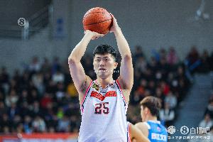 差勁！張皓嘉15分鐘6中1拿到4分出現(xiàn)4犯規(guī) 正負(fù)值-9