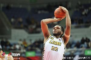 超高效兩雙！卡爾頓10中9拿到19分12板2助 正負(fù)值+19