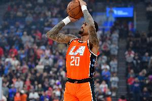 表現(xiàn)很積極！科林斯半場(chǎng)8中4拿到10分 另有3板1助2斷1帽