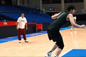 NBA頂級教練Bill特訓李俊賢——今日課程：籃下終結(jié)訓練！