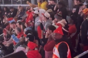 看熱鬧不嫌事大！老鷹主場迎戰(zhàn)快船 球迷高呼：保羅去哪了？