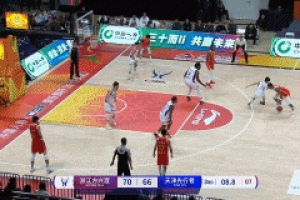 百步穿楊！卡爾頓壓哨三分命中 廣廈第三節(jié)凈勝15分強(qiáng)勢反超天津