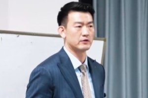 王博更衣室演講：大家的防守有所松懈 5號位需要往三秒?yún)^(qū)里面去