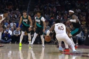 希望無礙！米切爾變向受傷 一瘸一拐下場休息