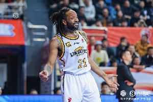 外線沒譜！遼寧半場(chǎng)全隊(duì)三分10中2 命中率僅有20%