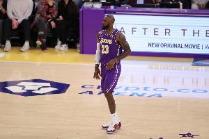 得分能上雙嗎？詹姆斯三節(jié)13中3僅拿6分外加2板8助