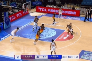 有點危險！孟天藝吃餅上籃 亨特防守失衡直接拽翻前者被吹違體