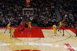 純個人能力！英格拉姆壓24秒艱難后仰出手 無礙皮球仍穿心命中