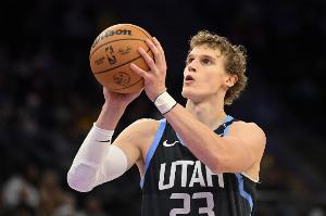 穩(wěn)定發(fā)揮！馬爾卡寧半場10中6拿到12分3籃板