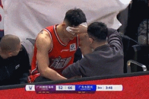 希望沒事！李祥波強攻眼角被戳破 坐在場邊包扎