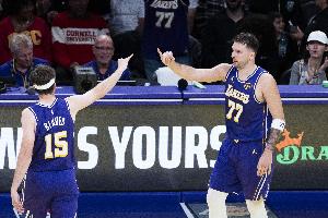 吹就完了！湖媒：里夫斯實(shí)際上是一個更高效的東契奇??