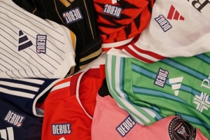 效仿美職聯(lián)，26/27賽季起成年球員在德甲首秀時(shí)將佩戴紀(jì)念徽章