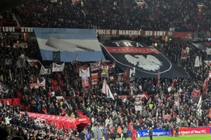 屠夫歸來(lái)??曼聯(lián)球迷tifo支持利馬，將阿根廷國(guó)旗太陽(yáng)替換為菜刀