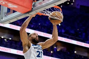 4個(gè)前場(chǎng)板比鵜鶘全隊(duì)還多！戈貝爾半場(chǎng)5中3&罰球6中5拿11分8板3助