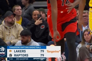 連珠炮！猛龍由沃爾特與馬穆連續(xù)命中三分 瞬間抹平分差