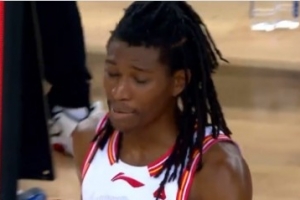 效率不算高！史密斯21中8拿到26分5板11助1斷