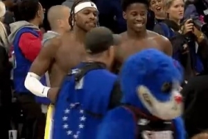 巴哈馬國家隊(duì)隊(duì)友！希爾德和埃奇庫姆交換球衣 后者笑得很開心