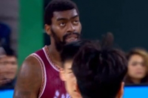 統(tǒng)治禁區(qū)！達(dá)卡里·約翰遜半場(chǎng)8中6砍下13分13板4助1帽 6前場(chǎng)板