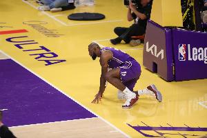 完全不在狀態(tài)！詹姆斯后場(chǎng)籃板沒(méi)拿住 直接出界了