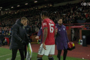 曼聯(lián)半場(chǎng)換人，約羅登場(chǎng)，換下身背一張黃牌的海文