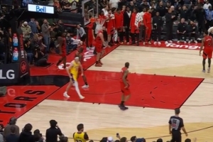 巨星氣質(zhì)！八村塁絕殺前里夫斯強(qiáng)突1打3扳平比分 回防時(shí)狂噴裁判