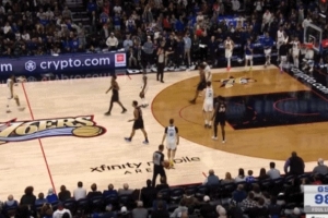 確實(shí)是個難題！勇士邊線發(fā)球差點(diǎn)5秒違例 科爾馬上叫暫停