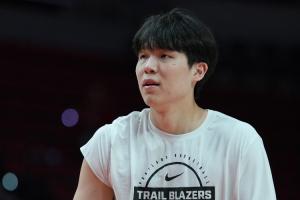 絲滑夢(mèng)幻腳步啊！楊瀚森低位轉(zhuǎn)身假動(dòng)作晃開防守 踏步挑籃還在進(jìn)