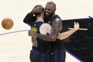 里夫斯：詹姆斯傳球人們說(shuō)他該投&投籃說(shuō)該傳 怎么做人們都有意見(jiàn)