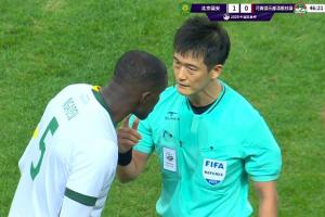 如何評價？韓國主裁半場出示3張黃牌，回看VAR改判點球