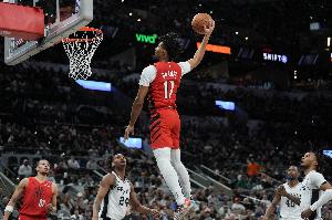 炸！夏普一字戰(zhàn)斧試圖隔扣斯圖爾特被帽 裁判吹犯規(guī)活塞挑戰(zhàn)成功