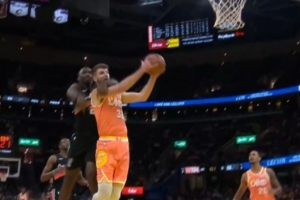 急眼了？迪恩·韋德反擊上籃被加西亞劈頭蓋臉摟下 后者一級(jí)惡意