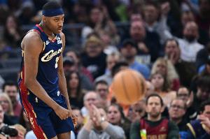 輕松！騎士不停球連續(xù)傳導(dǎo) 湯姆林底角三分打停馬刺！