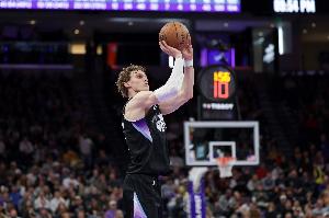 今天不準(zhǔn)！馬爾卡寧半場(chǎng)11中3&三分6中2拿到10分7板 正負(fù)值-21