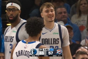 弗拉格空切準(zhǔn)備單臂炸扣被亞歷山大犯規(guī) 后者上半場(chǎng)已經(jīng)3犯了